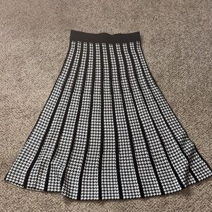 Black & White Houndstooth Pleated Midi Skirt M